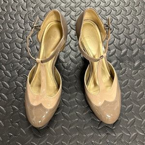 Naturalized tan two toned shoes